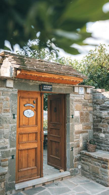 Зображення з фотогалереї помешкання Traditional GuestHouse Permet у місті Пермет