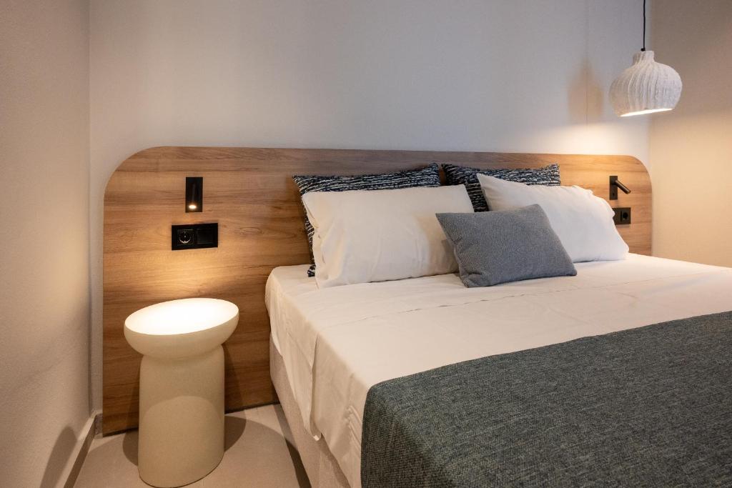 Postel nebo postele na pokoji v ubytování Psaras Apartments