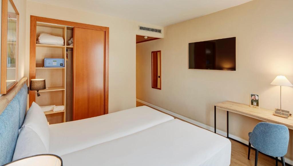 Postel nebo postele na pokoji v ubytování Sercotel Cornellà Barcelona
