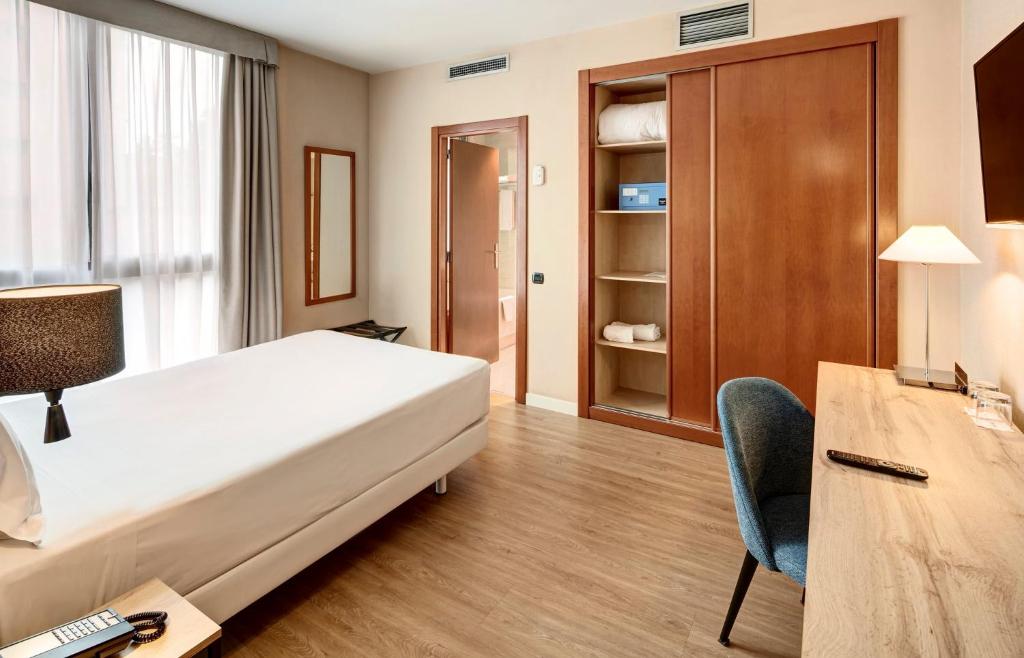 Postel nebo postele na pokoji v ubytování Sercotel Cornellà Barcelona