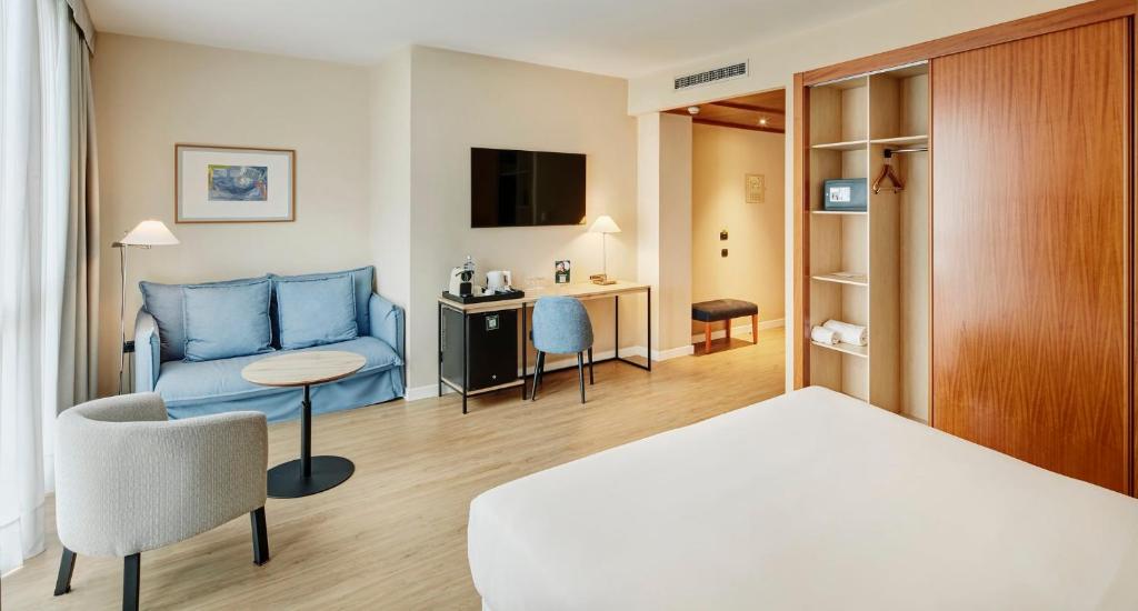 TV a/nebo společenská místnost v ubytování Sercotel Cornellà Barcelona