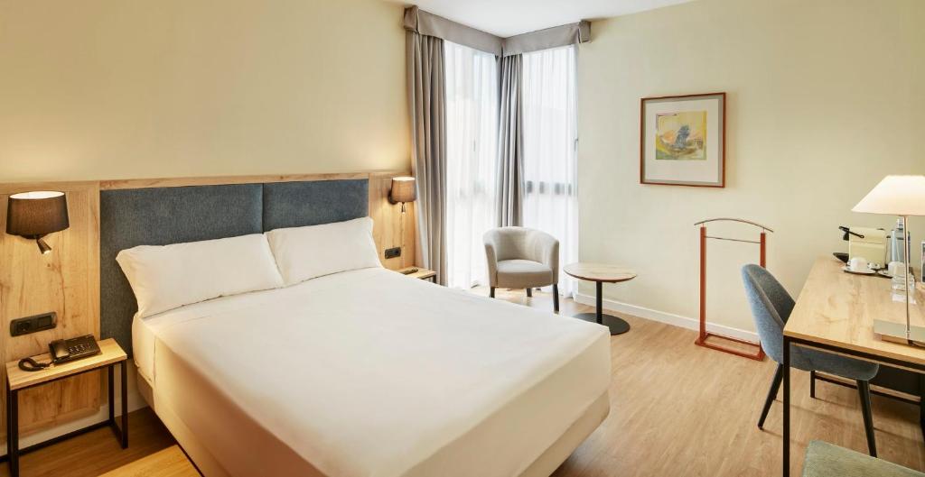 Postel nebo postele na pokoji v ubytování Sercotel Cornellà Barcelona
