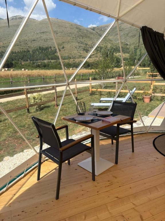 Nespecifikovaný výhled na hory nebo výhled na hory při pohledu z luxury tent