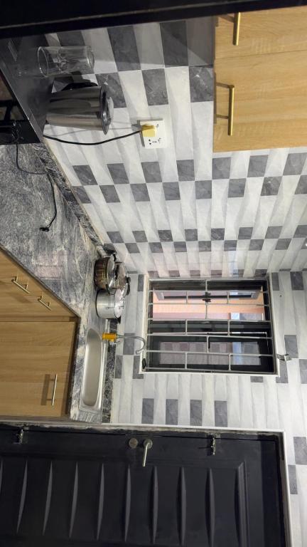 Kuchyň nebo kuchyňský kout v ubytování KenJames Service Apartment