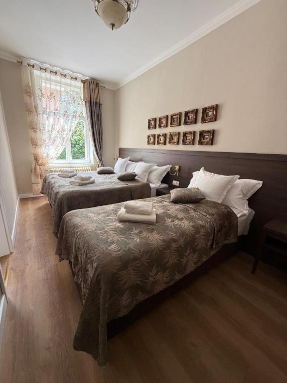 Postel nebo postele na pokoji v ubytování Hotel Rudolf II Karlovy Vary