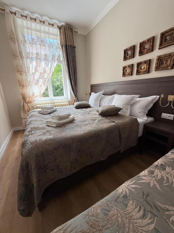 Postel nebo postele na pokoji v ubytování Hotel Rudolf II Karlovy Vary