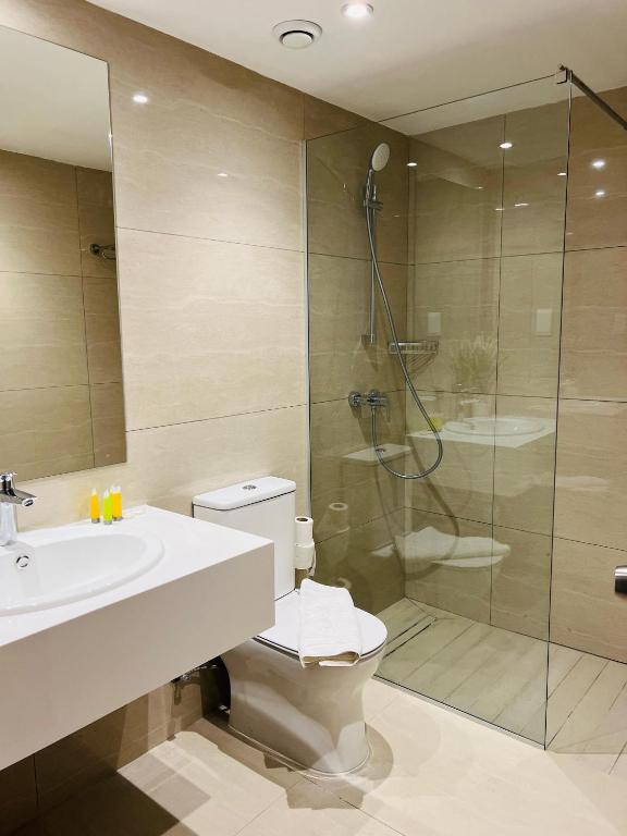 Ванна кімната в Marlita Beach Hotel Apartments