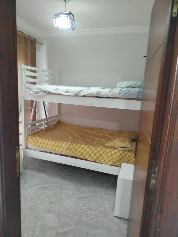 Postel nebo postele na pokoji v ubytování شاليه في بورتو جولف مارينا