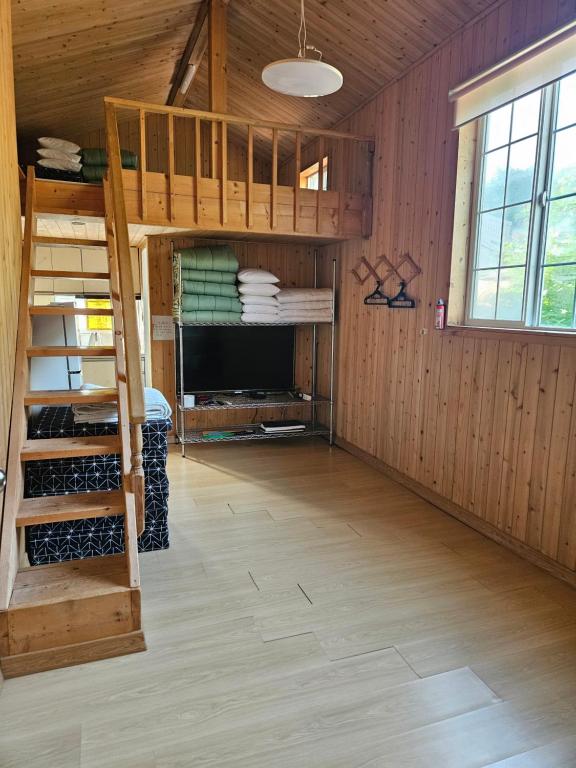 a room with a bunk bed in a cabin at Haeoreum Pension in Ullŭng