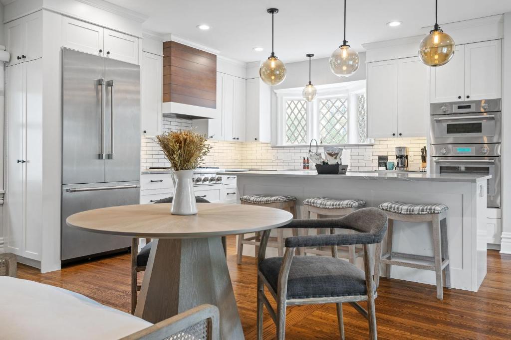 Kuchyň nebo kuchyňský kout v ubytování Lakeside Luxe Minneapolis
