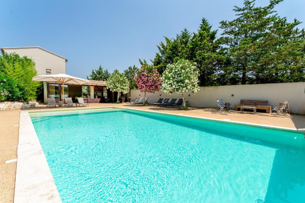 una piscina en el patio trasero de una casa en Bergeries Saumane, Les Lavandes, en Saumane-de-Vaucluse