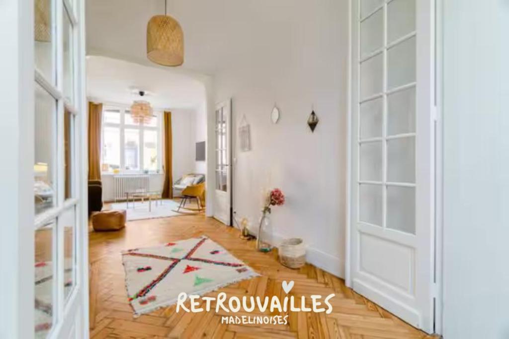 - un salon avec un tapis sur du parquet dans l'établissement Large Maison de ville 5 chambres avec jardin saint maur proche centre ville lille, à La Madeleine