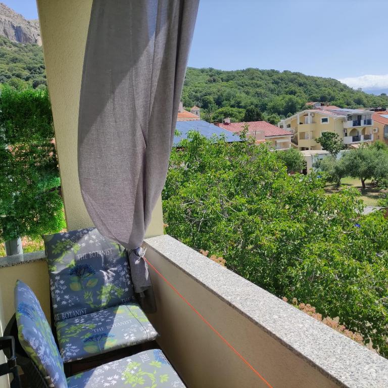 a balcony with chairs and a window with a view at Lovrić Studio mit Balkon in Jurandvor