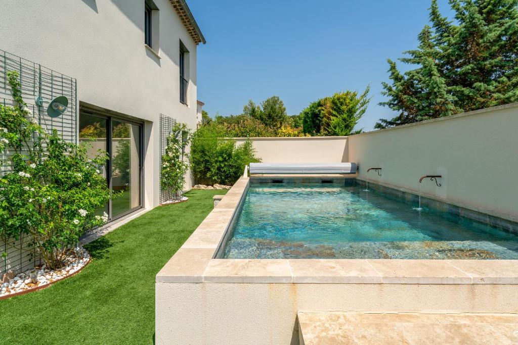une piscine dans l'arrière-cour d'une maison dans l'établissement Mas Les Cigales Avec Piscine, à Saumane-de-Vaucluse