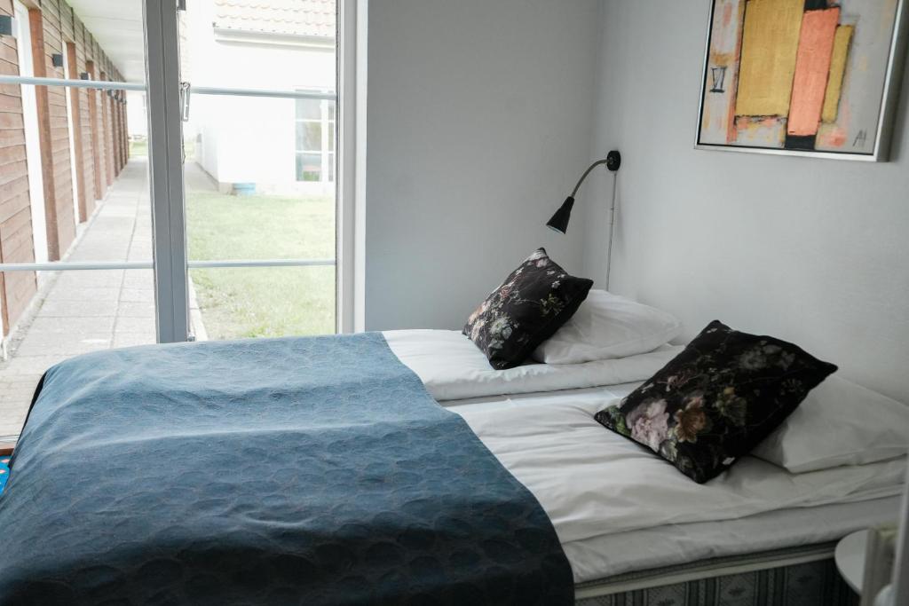Postel nebo postele na pokoji v ubytování Hotel Aarslev Kro