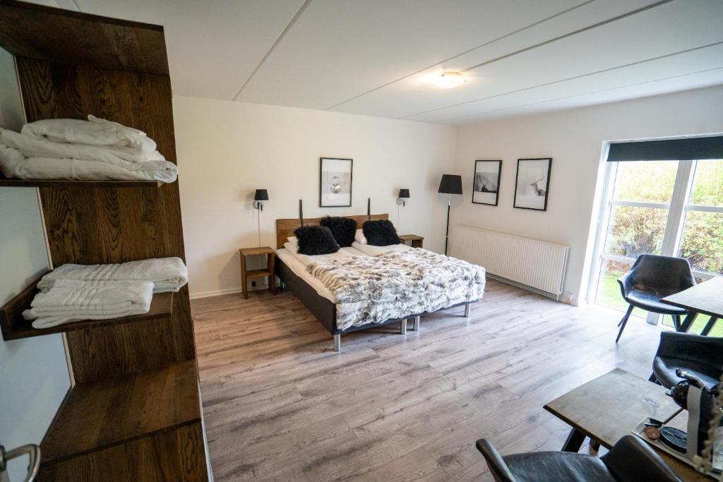 Postel nebo postele na pokoji v ubytování Hotel Aarslev Kro
