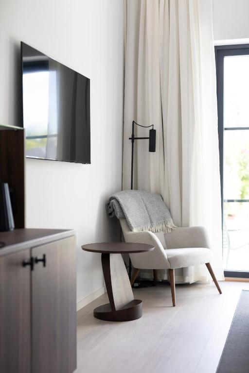 TV a/nebo společenská místnost v ubytování Gränsö Slott Hotel & Spa