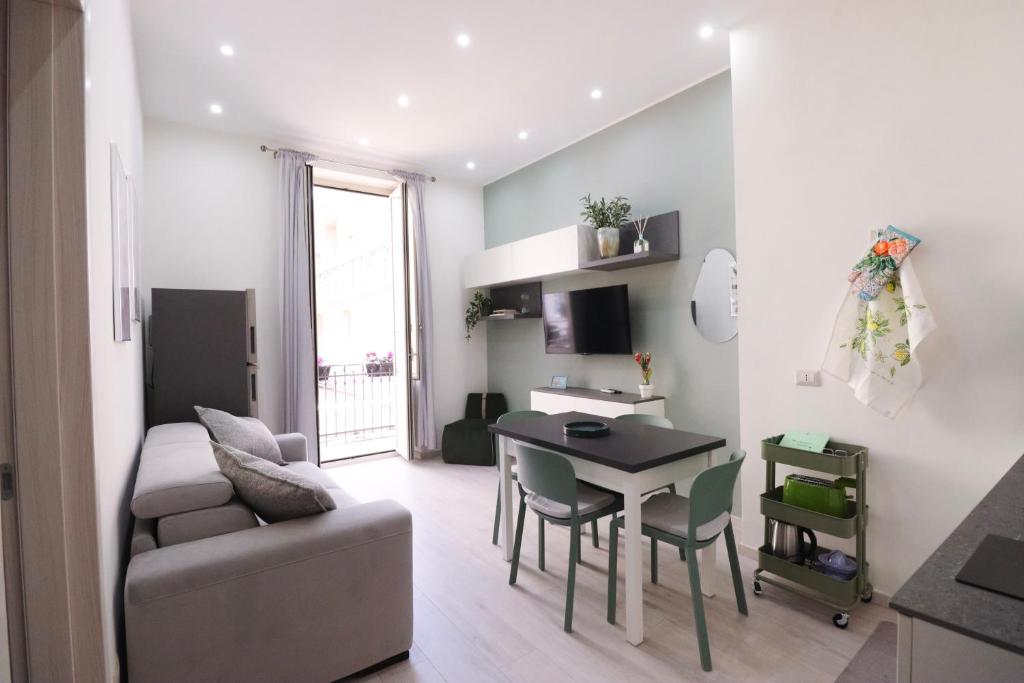 a small living room with a table and a couch at Appartamenti centro città Downtown Aitne in Catania