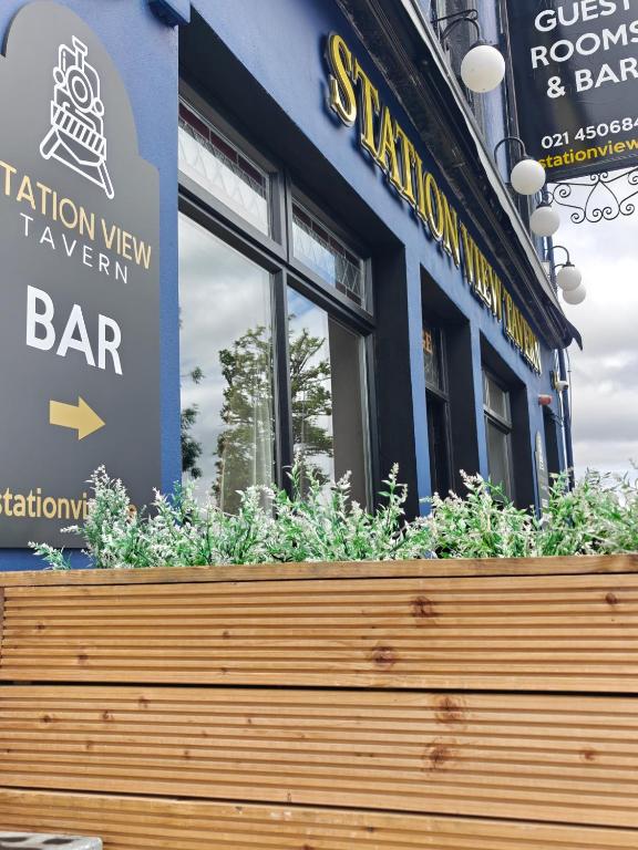 Certificato, attestato, insegna o altro documento esposto da Station View Tavern