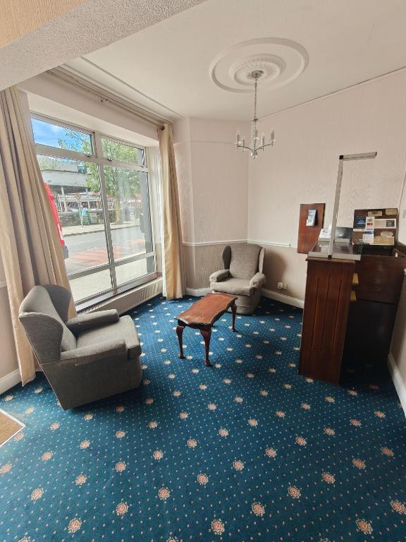 un soggiorno con 2 sedie e un pianoforte di Station View Tavern a Cork