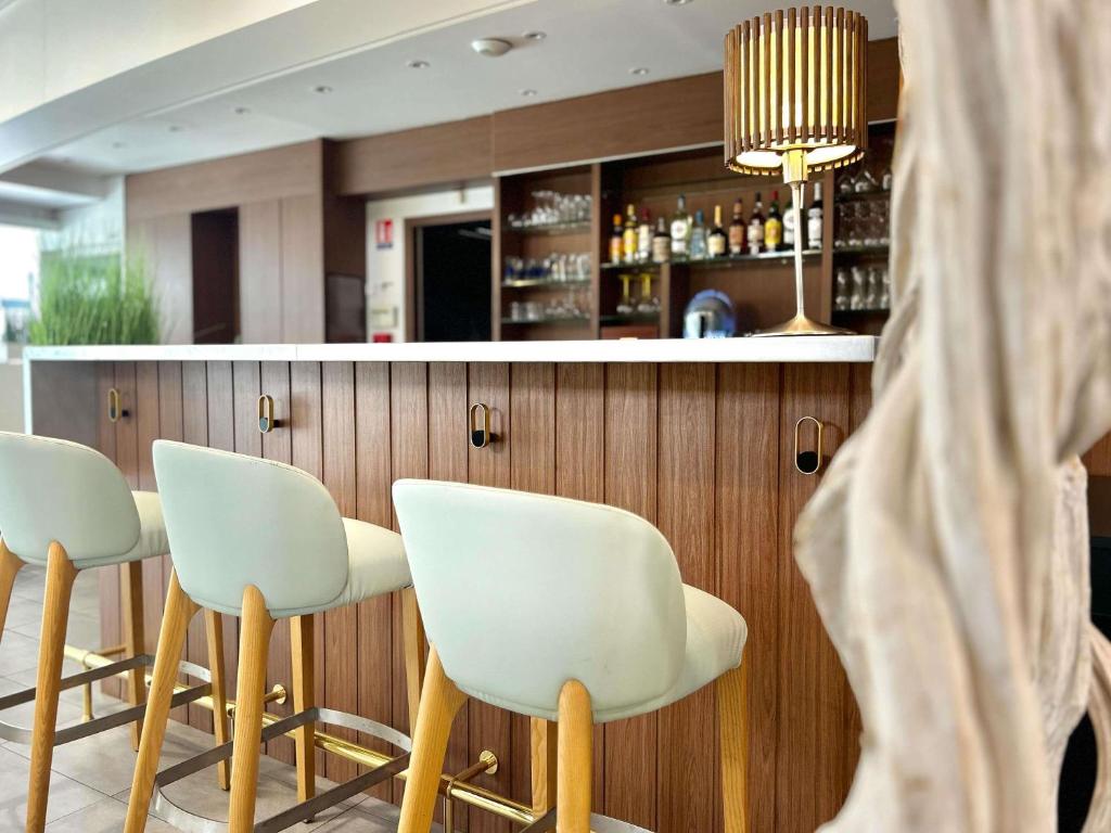 Lounge nebo bar v ubytování ibis Styles Quiberon Centre