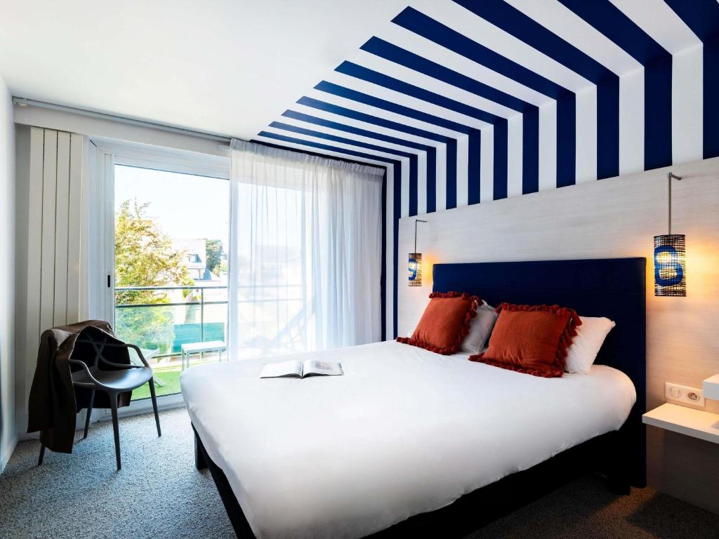 Postel nebo postele na pokoji v ubytování ibis Styles Quiberon Centre