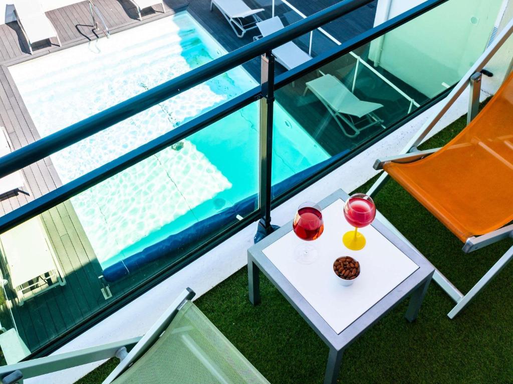 Bazén v ubytování ibis Styles Quiberon Centre nebo v jeho okolí