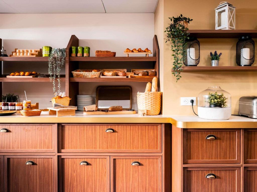 Kuchyň nebo kuchyňský kout v ubytování ibis Styles Quiberon Centre