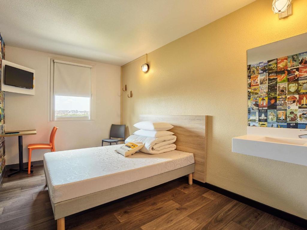 Postel nebo postele na pokoji v ubytování hotelF1 Annecy Argonay