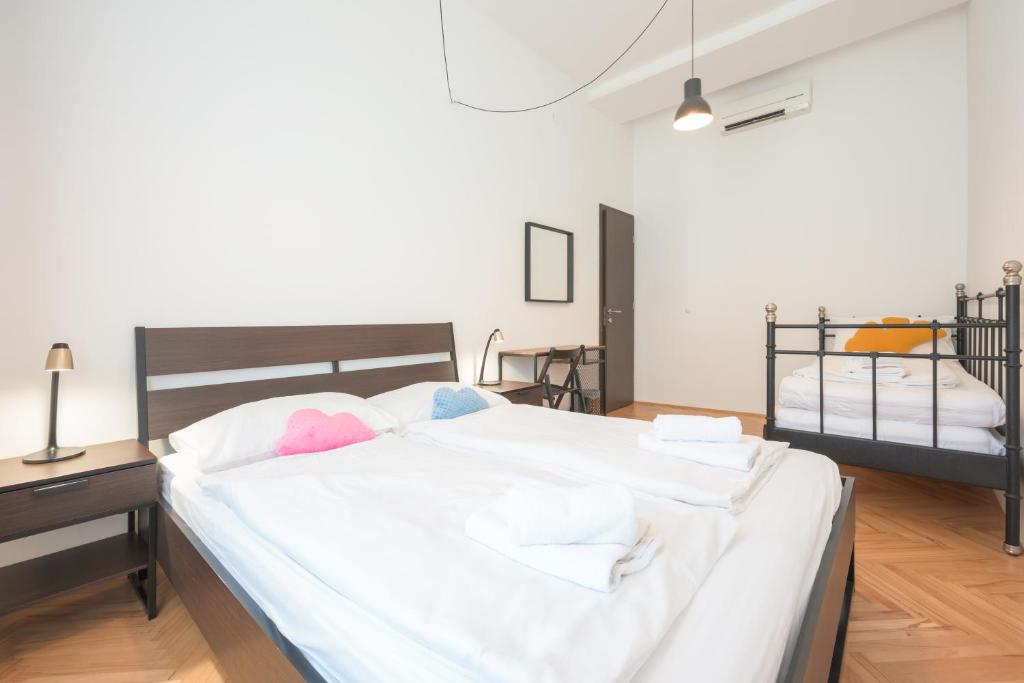 Postel nebo postele na pokoji v ubytování ATIK ROOMS