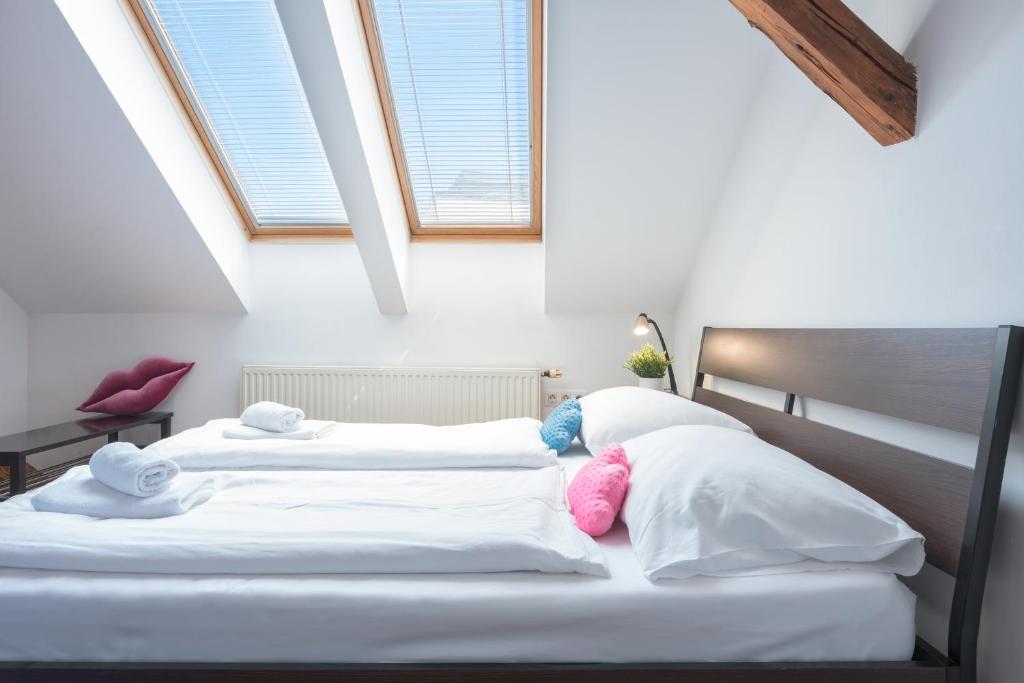 Postel nebo postele na pokoji v ubytování ATIK ROOMS