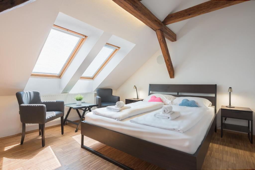 Giường trong phòng chung tại ATIK ROOMS