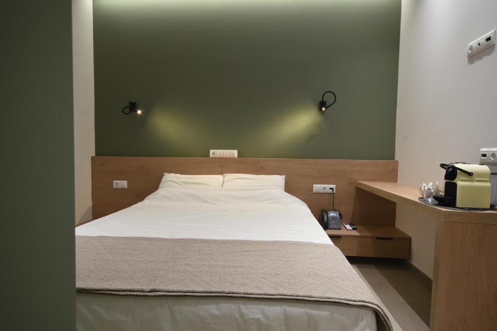 Postel nebo postele na pokoji v ubytování Oceanis Hotel Tyros
