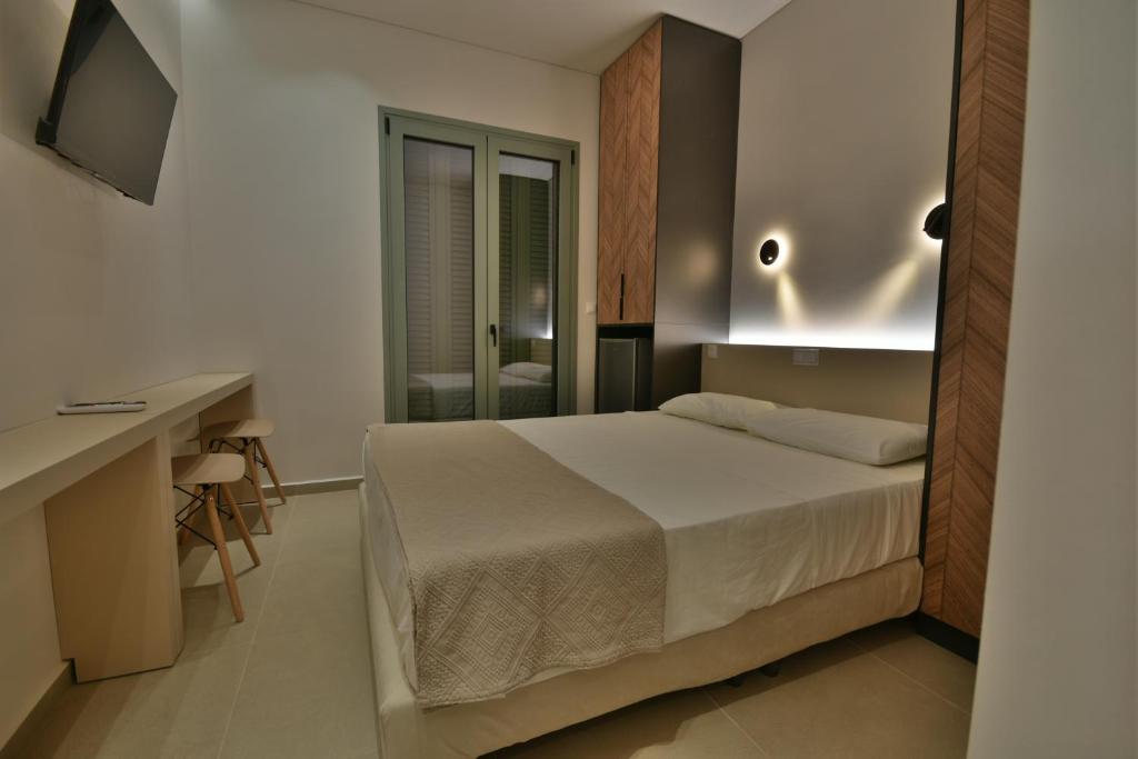 Postel nebo postele na pokoji v ubytování Oceanis Hotel Tyros