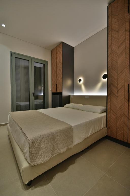 Postel nebo postele na pokoji v ubytování Oceanis Hotel Tyros