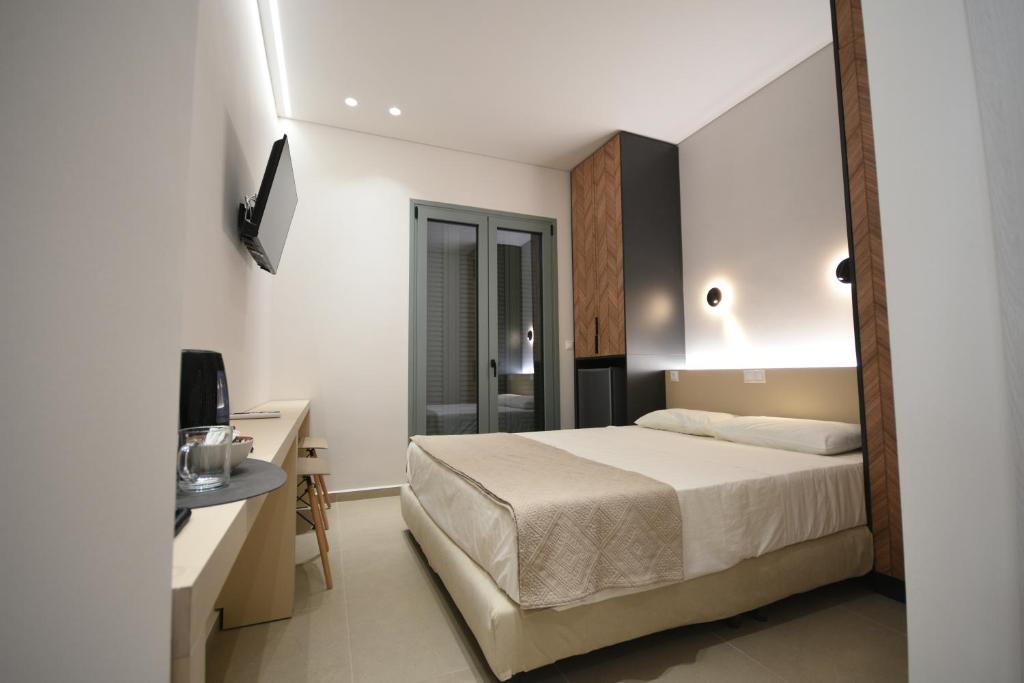 Postel nebo postele na pokoji v ubytování Oceanis Hotel Tyros