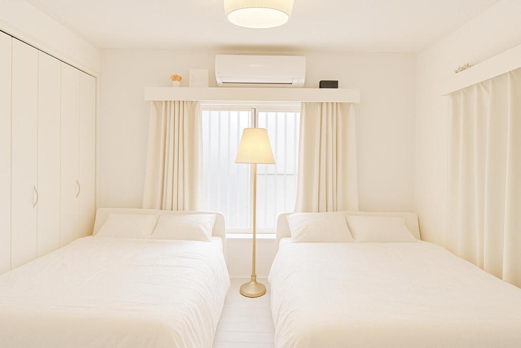 เตียงในห้องที่ Open 신주쿠2분#가부키초8분 #16평아파트#최대4명#편의점20초#부엌침실분리