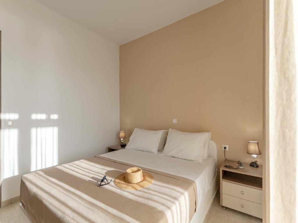 Postel nebo postele na pokoji v ubytování Evripus Suites