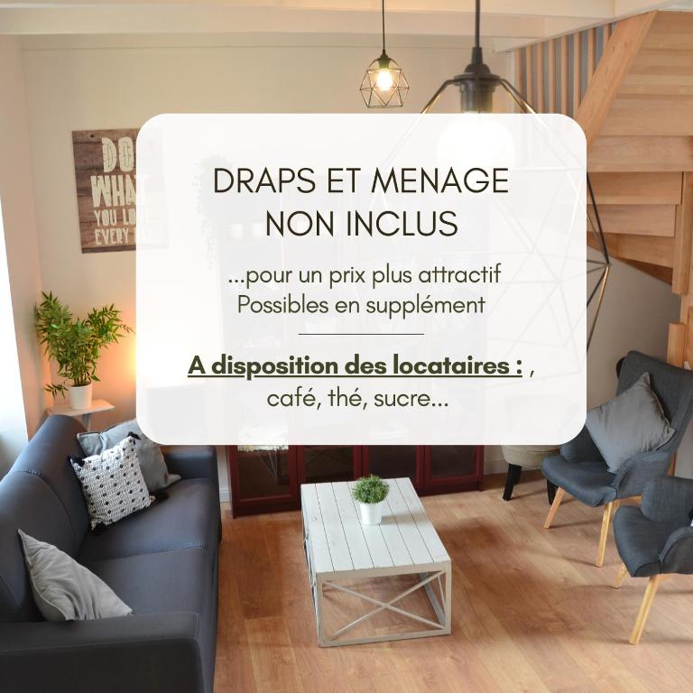 - un panneau dans le salon avec un canapé et une table dans l'établissement Ker Melen I Hyper centre et jardin, à Crozon