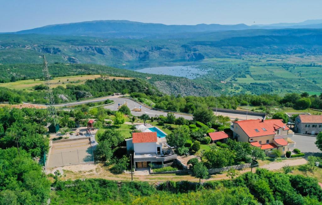 een luchtzicht op een dorp met een huis en een weg bij Villa Piplica-Makarska by Villas Guide in Ujevići