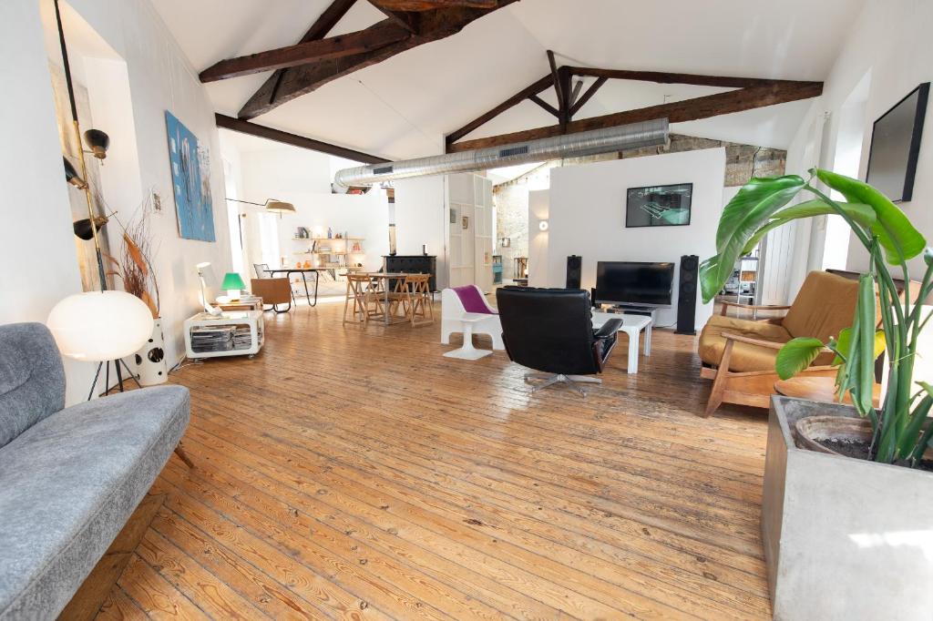 un salon avec un canapé et une table dans l'établissement Loft à Bordeaux, à Bordeaux