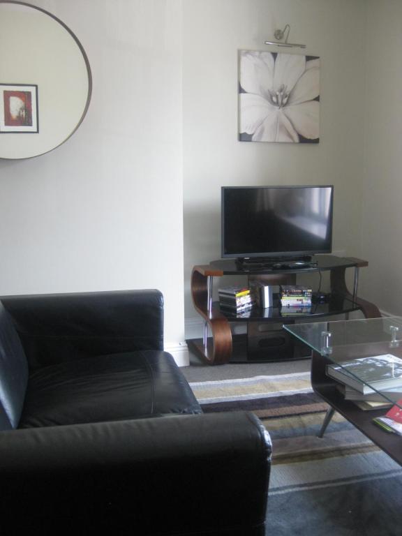 TV a/nebo společenská místnost v ubytování Howth village apartment