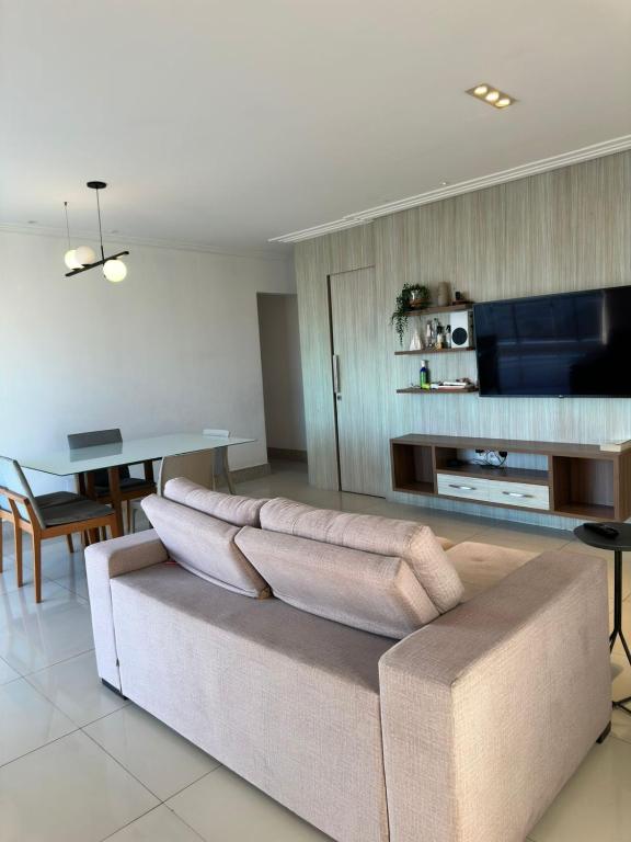 Ruang duduk di Spacious Downtown Gateway 130m2 Apartment