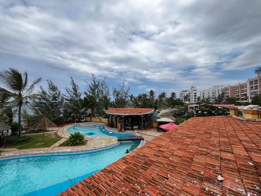 蒙巴萨Magnificent Beachfront Holiday Homes的度假村游泳池的图片