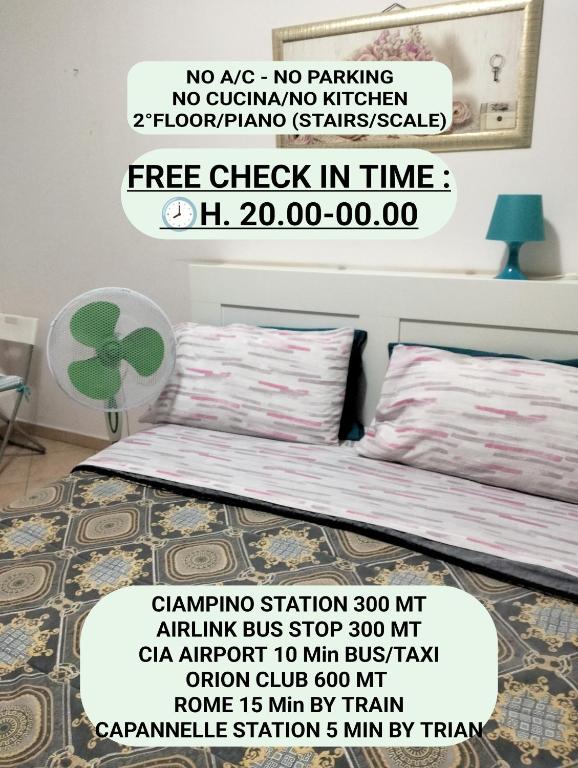 sypialnia z łóżkiem z napisem na ścianie w obiekcie La Perla B & B w Ciampino
