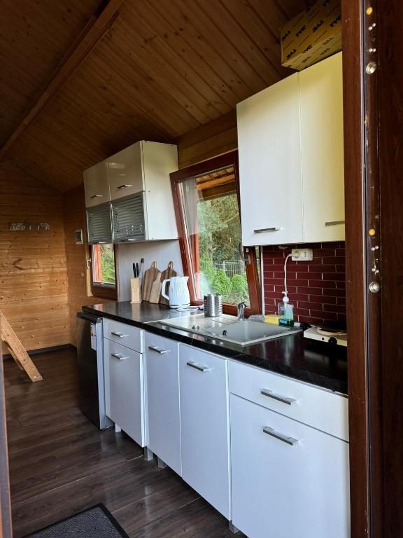 Kuchyňa alebo kuchynka v ubytovaní Domki nad morzem - Wisełka