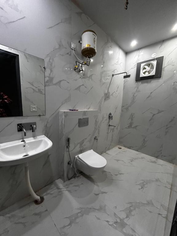 Koupelna v ubytování Crazzy Days Hotel I Sonipat