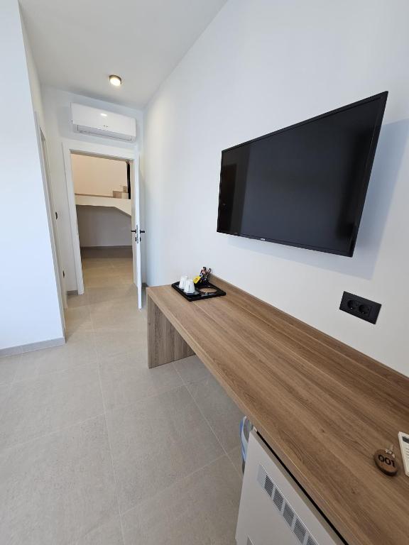 TV a/nebo společenská místnost v ubytování Apartmani Leženić M