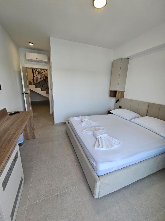 Postel nebo postele na pokoji v ubytování Apartmani Leženić M