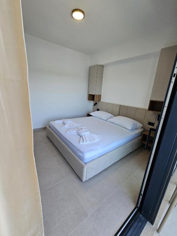 Postel nebo postele na pokoji v ubytování Apartmani Leženić M